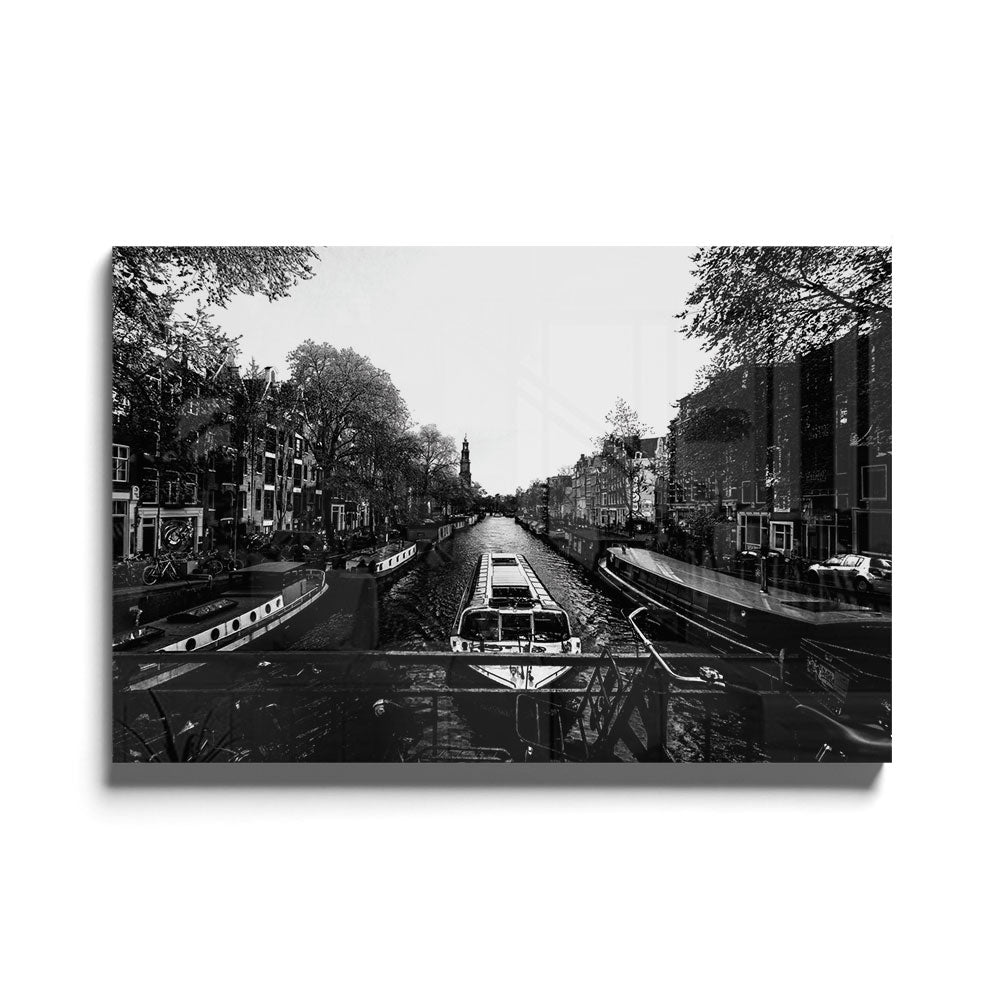Fotografie van een Amsterdamse gracht in Zwart-wit als luxe glasschilderij op groot formaat