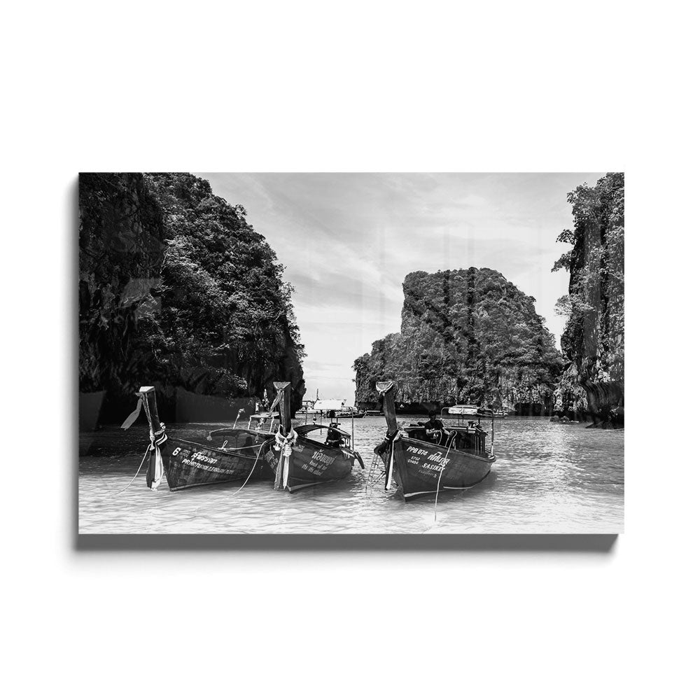 Fotografie van boten in Thailand in Zwart-wit als glasschilderij in groot formaat