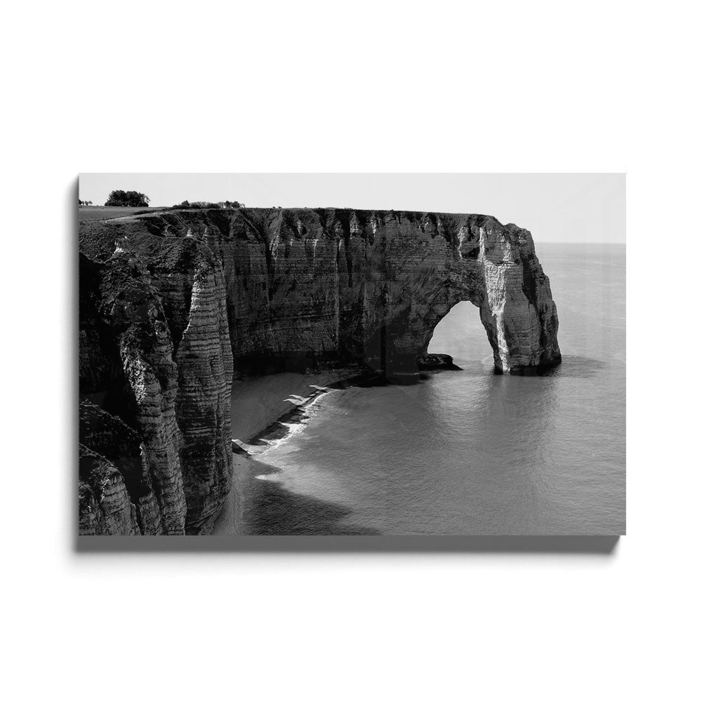 Fotografie van de kliffen in Etretat in Frankrijk in Zwart-wit als luxe glasschilderij in groot formaat