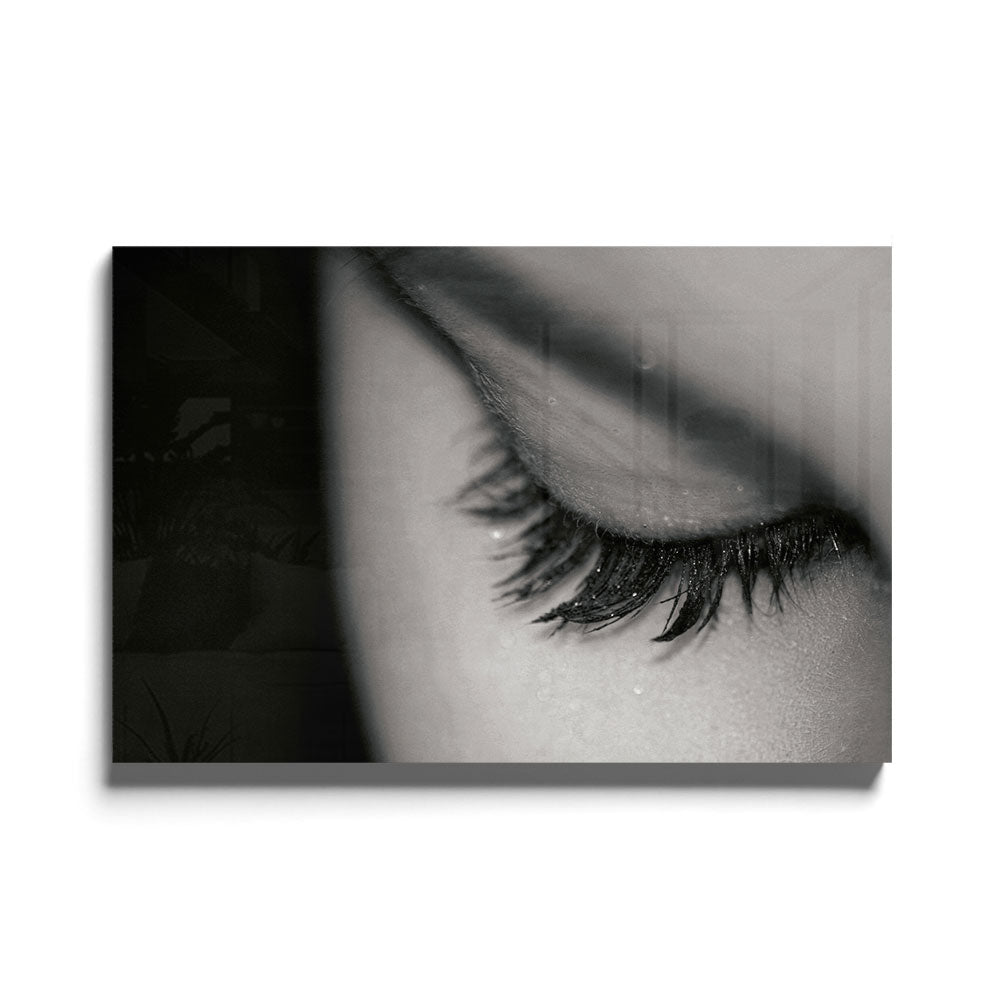 Close-up van een gesloten oog van een vrouw in zwart-wit luxe glasschilderij