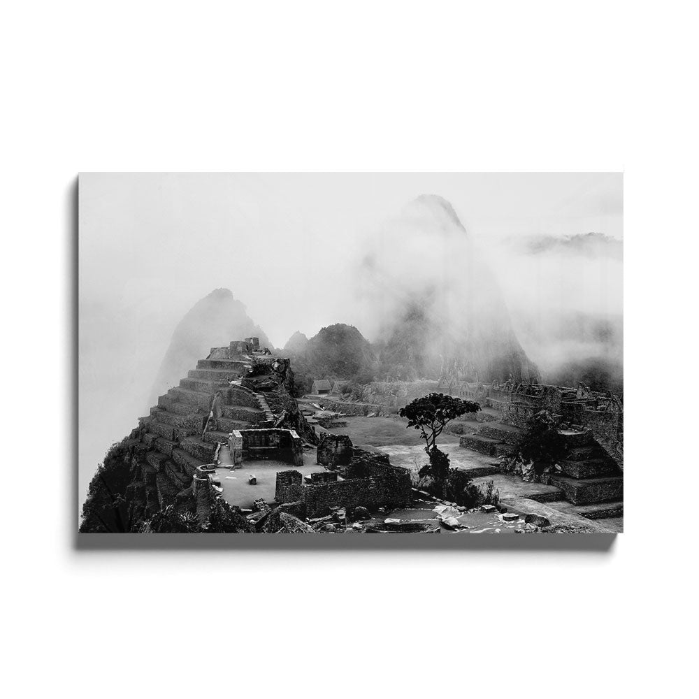 Fotografie van Machu Picchu in de mist in Zwart-wit als luxe glasschilderij in groot formaat