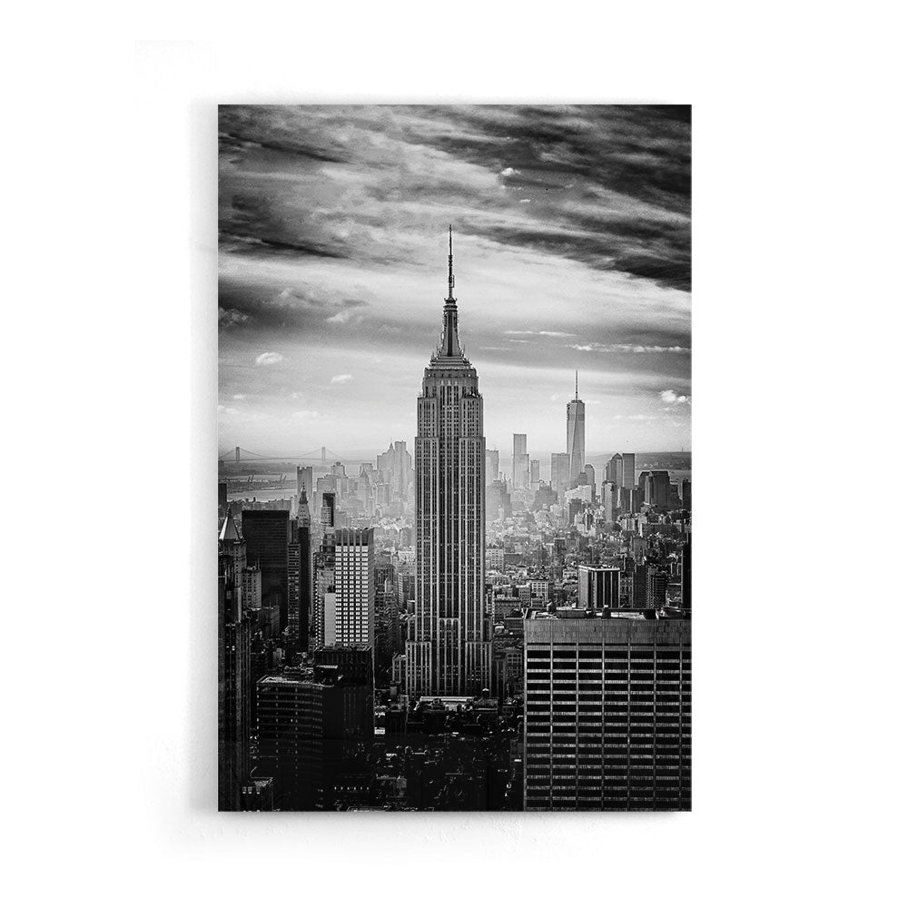 Fotografie in zwart wit van het Empire State building in de mist als luxe glasschilderij op groot formaat