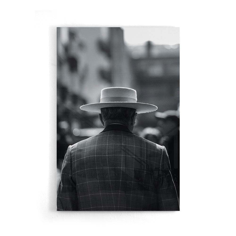 Zwart-wit fotografie van goed geklede man op straat luxe glasschilderij