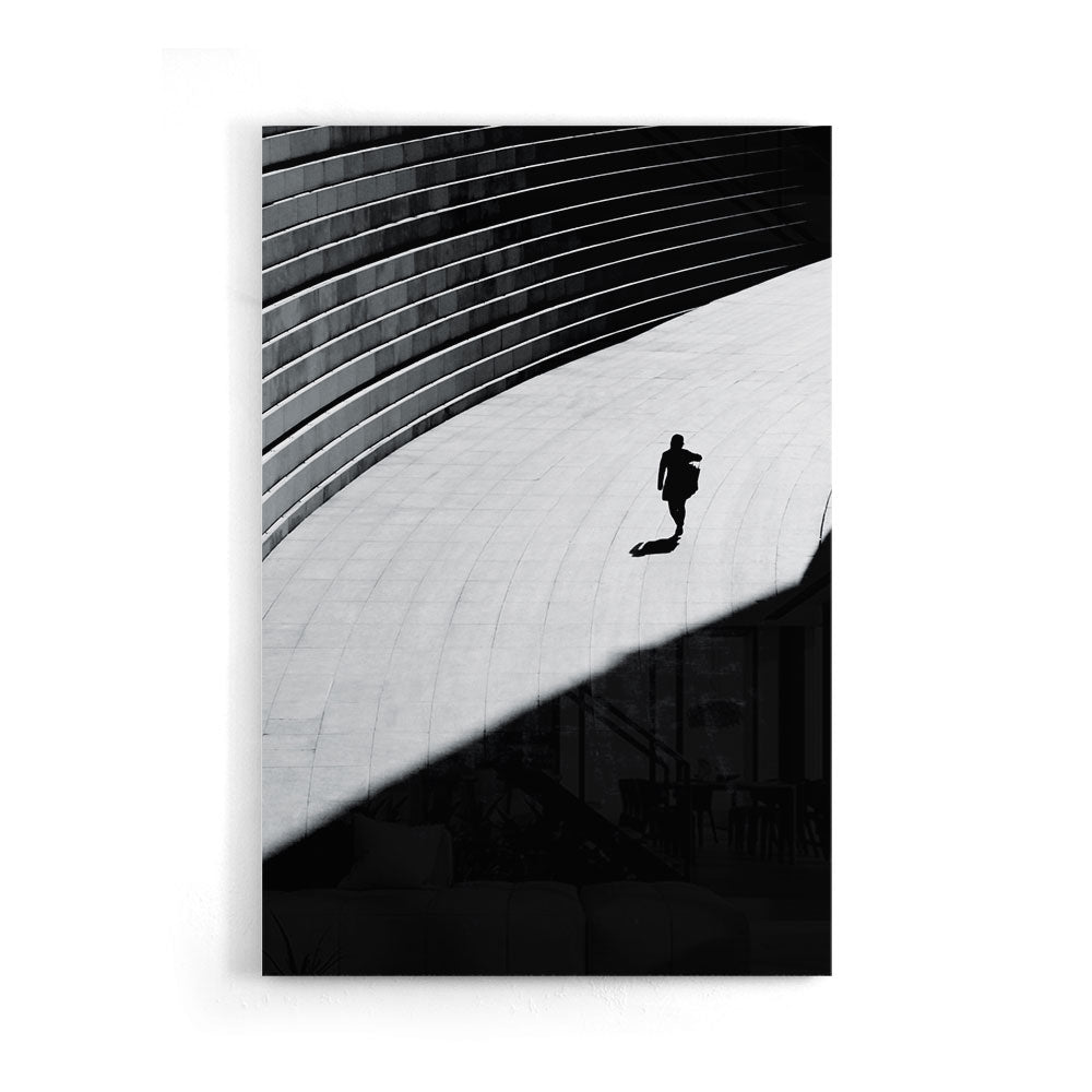 Zwart-wit fotografie van persoon alleen op straat luxe glasschilderij