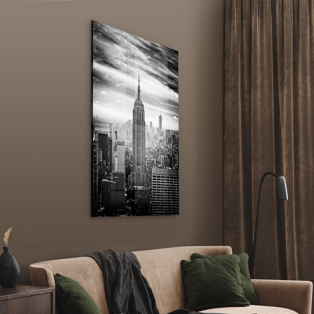 Fotografie in zwart wit van het Empire State building in de mist als luxe glasschilderij op groot formaat