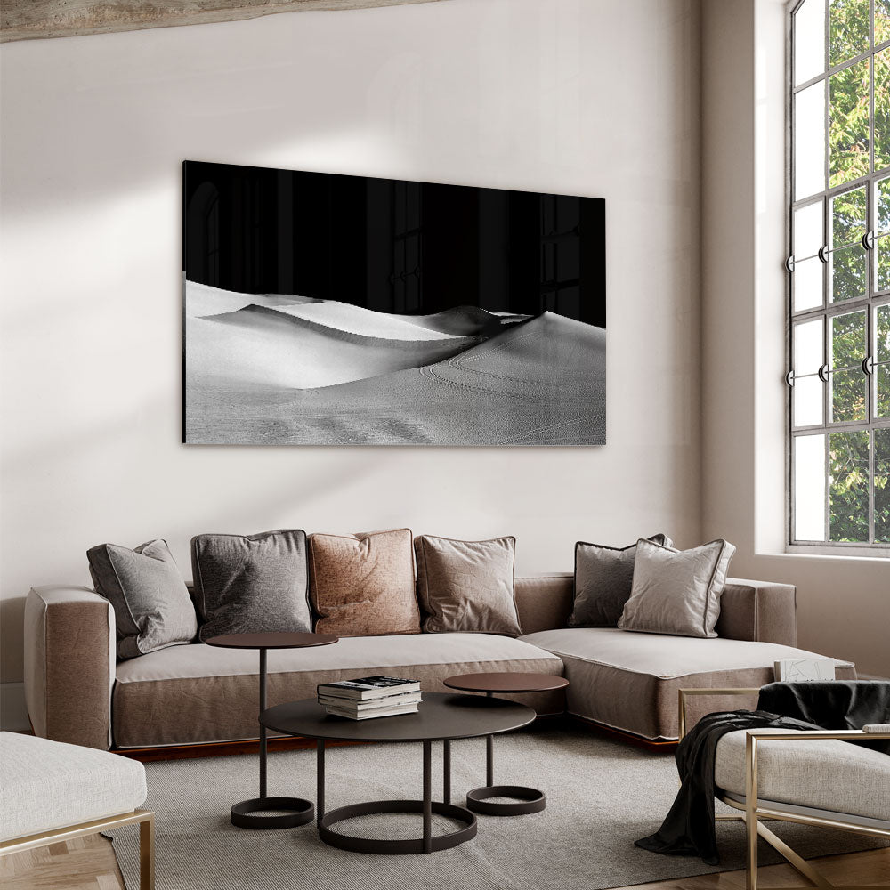 Fotografie in zwart wit van een woestijn als glasschilderij op groot formaat