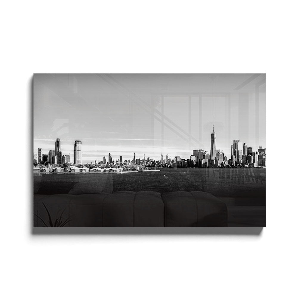 Fotografie in zwart wit van een skyline van een stad als glasschilderij op groot formaat