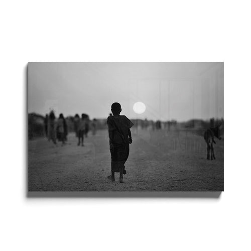 Zwart-wit fotografie van Afrikaanse jongen buiten op straat luxe glasschilderij