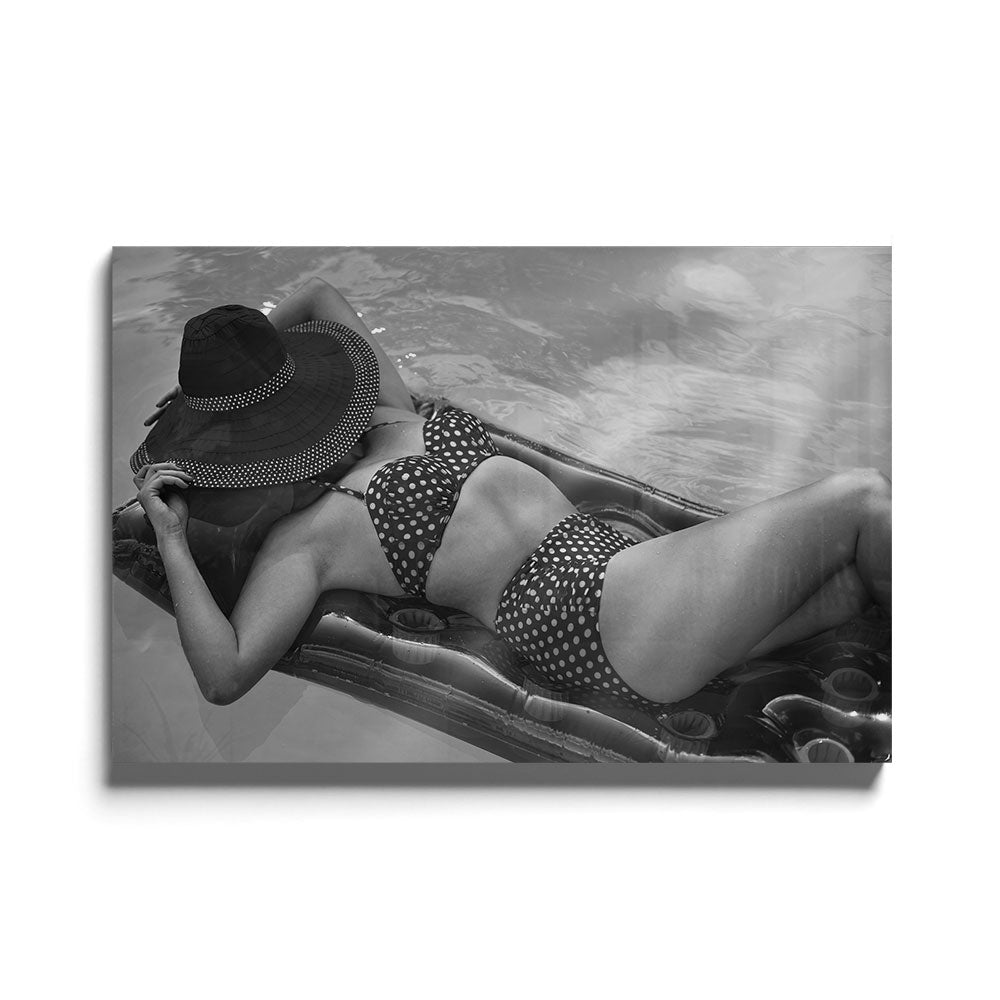 Zwart-wit fotografie van vrouw in vintage badpak bij het water luxe glasschilderij op groot formaat