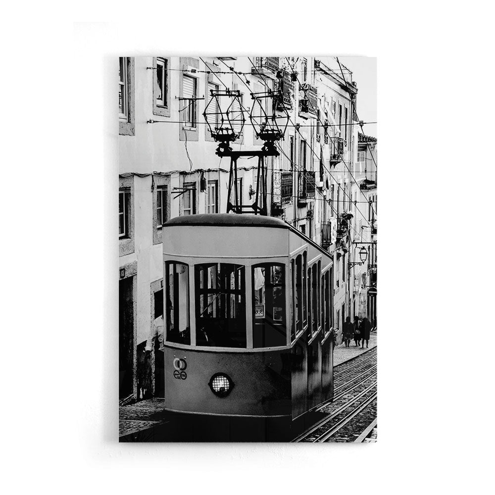 Fotografie in zwart wit van tram in Lissabon als luxe glasschilderij op groot formaat
