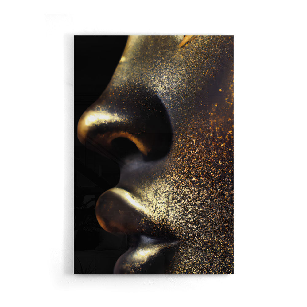 Close-up van vrouw met gouden glitters op haar gezicht. Luxe XL glasschilderij