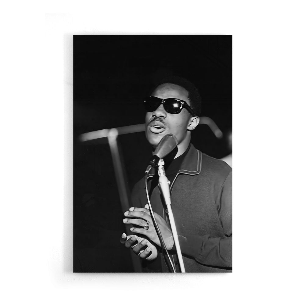 Fotografie van Stevie Wonder in Zwart-wit als luxe glasschilderij op groot formaat