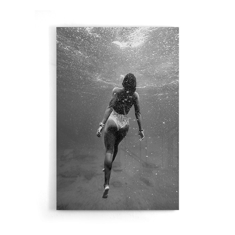 Zwart-wit fotografie van een vrouw onder water luxe glasschilderij op groot formaat