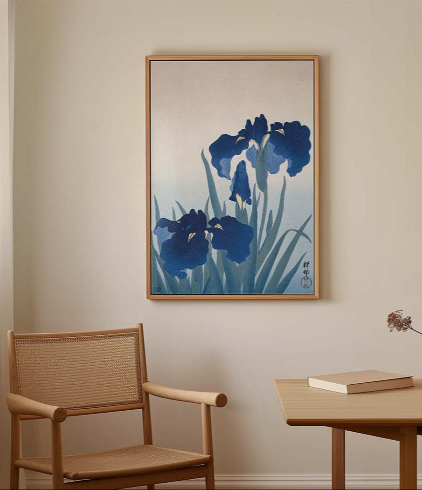 Japanse Kunstenaar Ohara Koson, op deze canvas in baklijst is de print 'Blue Iris' te zien. Perfect voor een Japandi interieur. Grote schilderijen bij XLKunst.