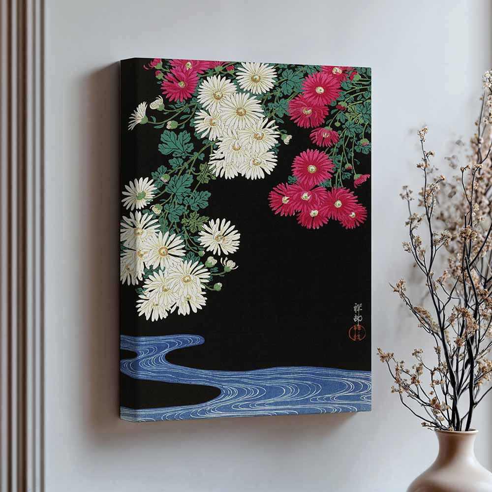 Ohara Koson. Een Japanse Kunstenaar. Op deze canvas in baklijst is 'Chrysanthemums' te zien. Prachtige bloemen geschilderd tegen een zwarte achtergrond. XLKunst