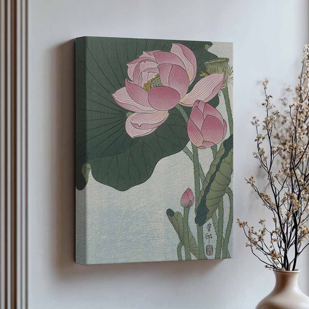 Ohara Koson een Japanse Kunstenaar, op canvas in baklijst print 'Lotus Flower'. Een roze lotus bloem op groene achtergrond. Grote luxe schilderijen op XLKunst