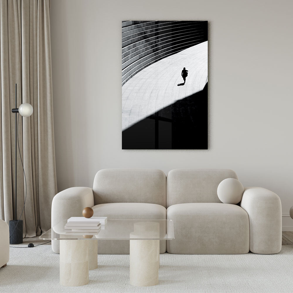 Zwart-wit fotografie van persoon alleen op straat luxe glasschilderij