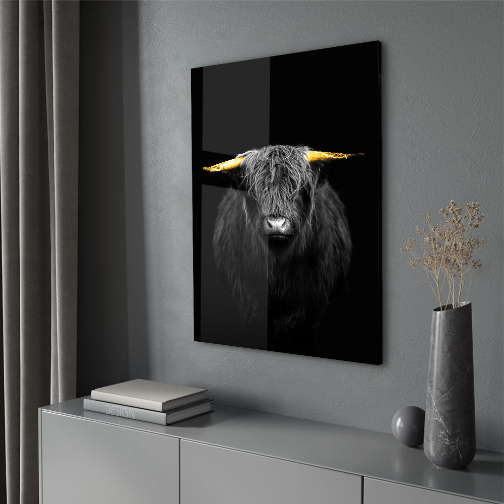 Fotografie van een os met gouden hoorns detail op luxe glasschilderij op groot formaat