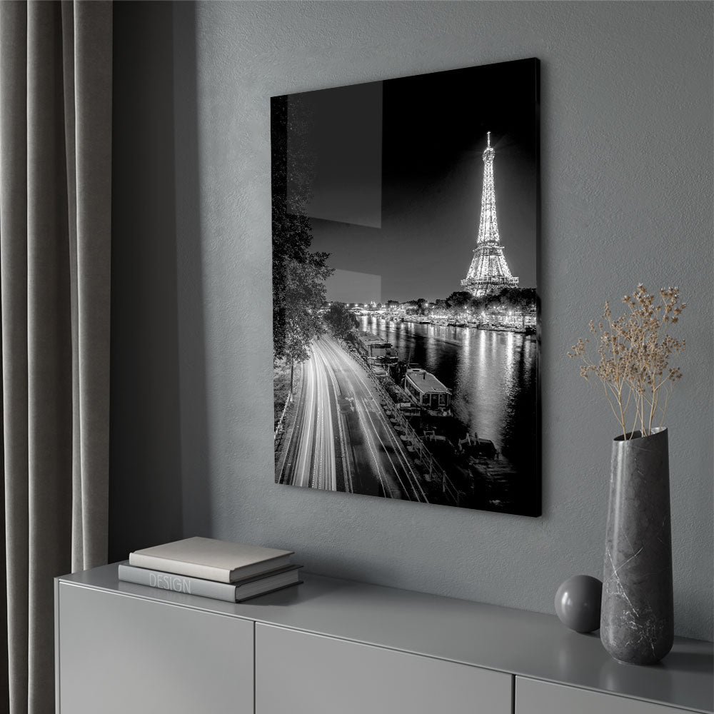 Fotografie in zwart wit van Parijs in de nacht als luxe glasschilderij op groot fromaat