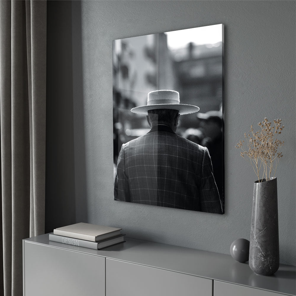 Zwart-wit fotografie van goed geklede man op straat