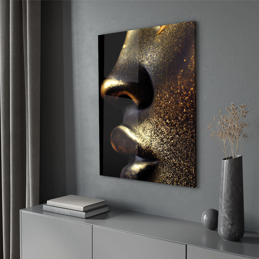 Close-up van vrouw met gouden glitters op haar gezicht. Luxe XL glasschilderij