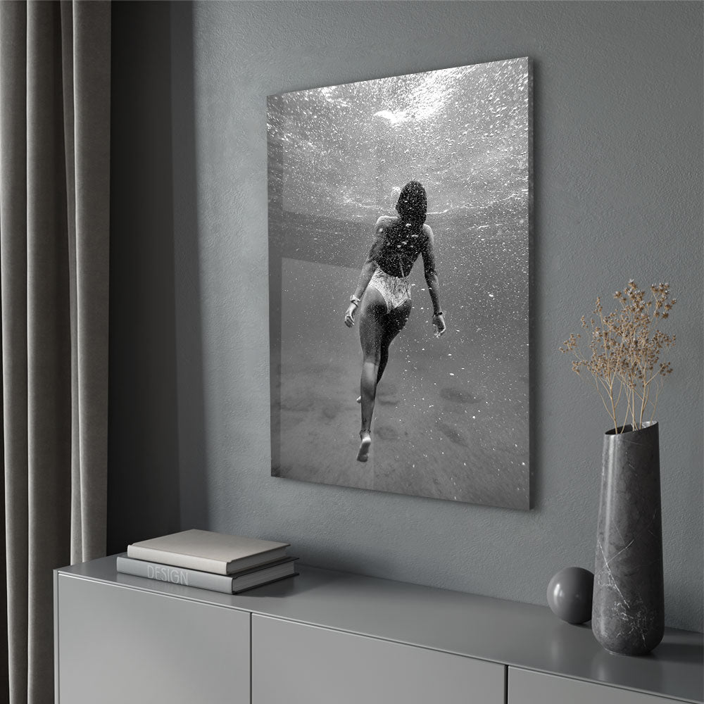 Zwart-wit fotografie van een vrouw onder water luxe glasschilderij op groot formaat