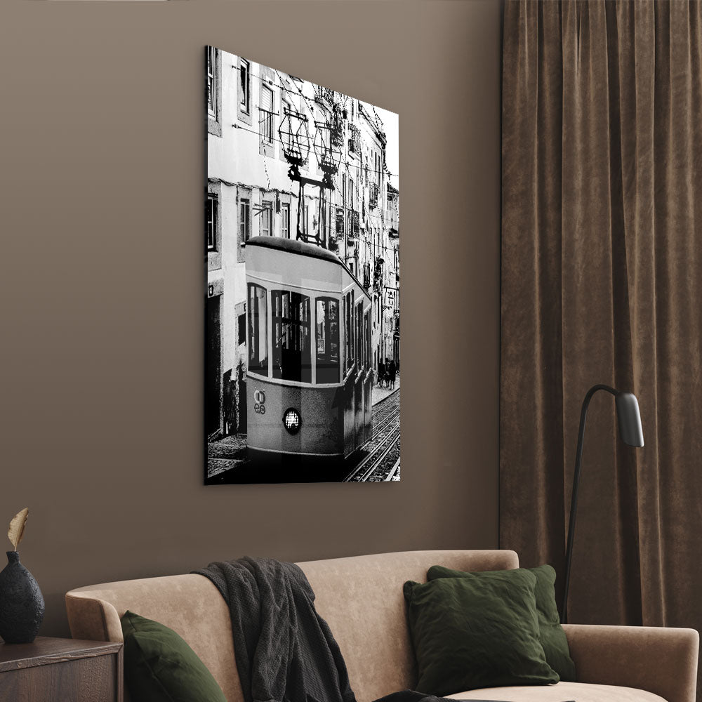 Fotografie in zwart wit van tram in Lissabon als luxe glasschilderij op groot formaat