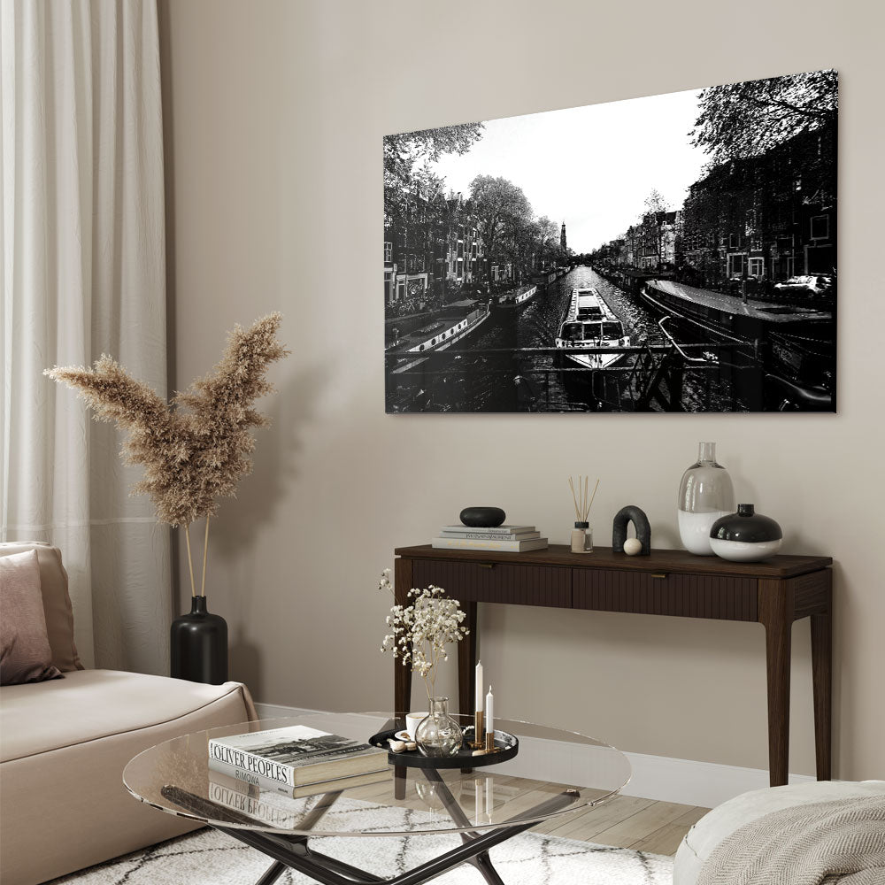Fotografie van een Amsterdamse gracht in Zwart-wit als luxe glasschilderij op groot formaat