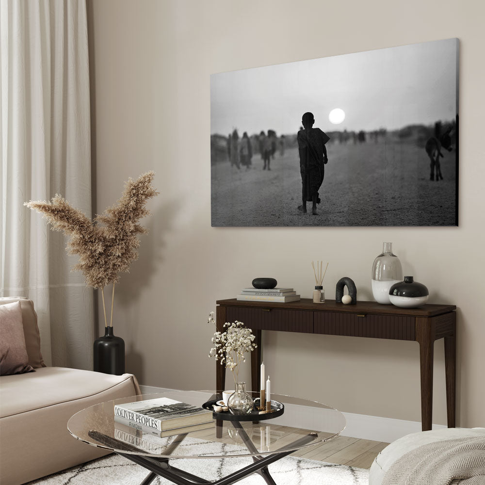 Zwart-wit fotografie van Afrikaanse jongen buiten op straat luxe glasschilderij