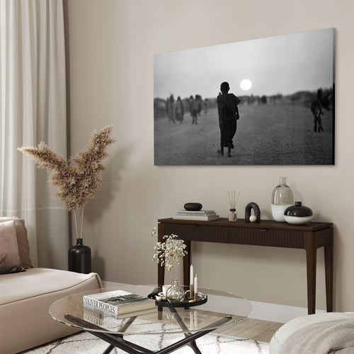 Zwart-wit fotografie van Afrikaanse jongen buiten op straat luxe glasschilderij