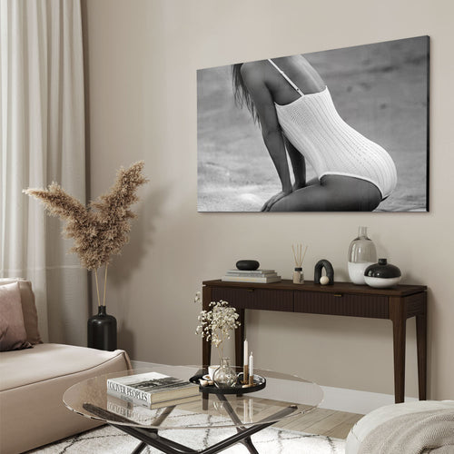 Zwart-wit fotografie van vrouw in badpak bij het water luxe glasschilderij