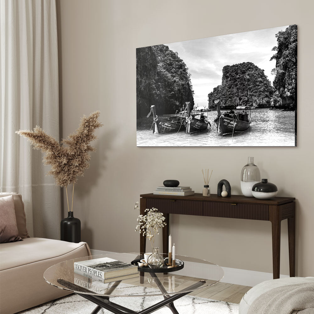 Fotografie van boten in Thailand in Zwart-wit als glasschilderij in groot formaat