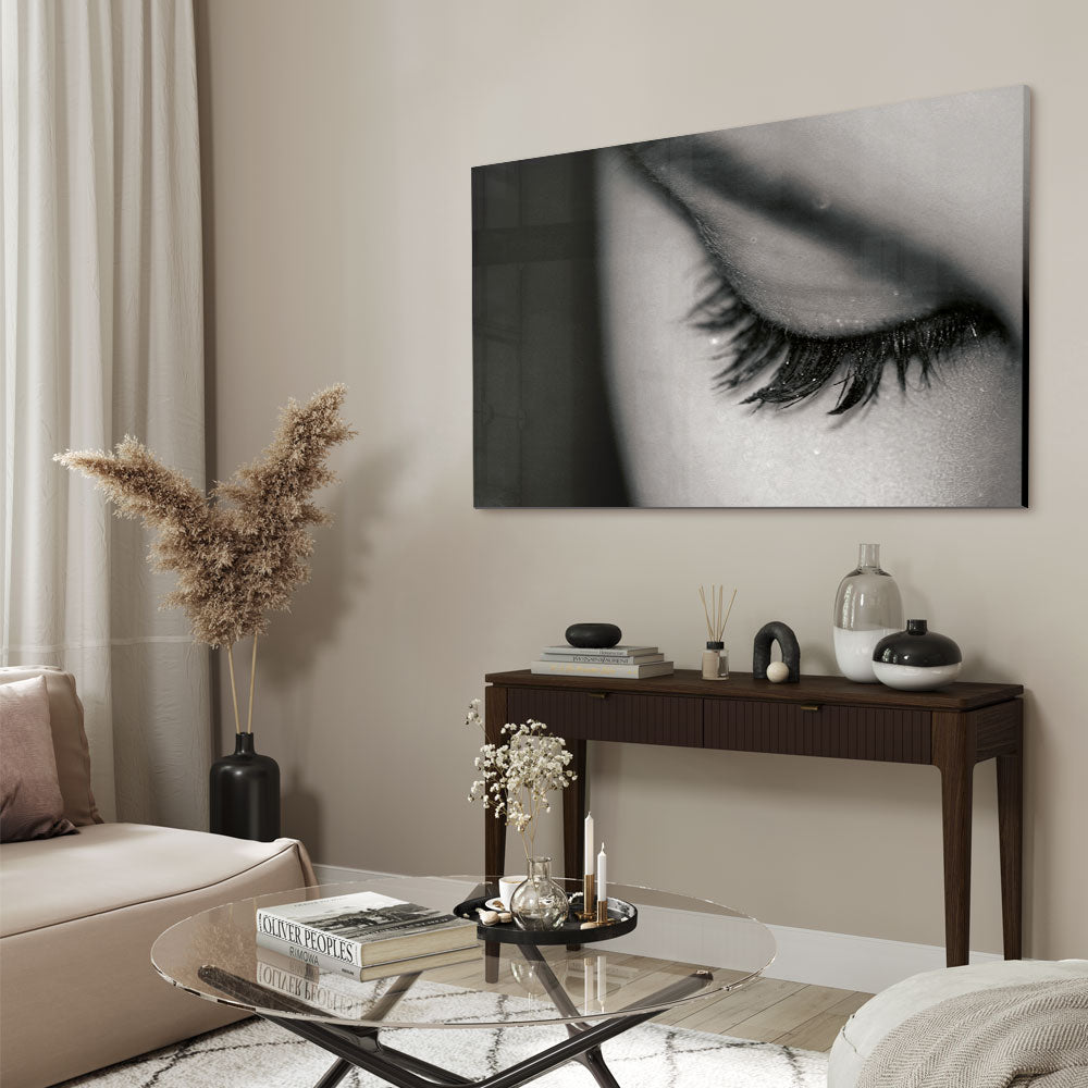 Close-up van een gesloten oog van een vrouw in zwart-wit luxe glasschilderij