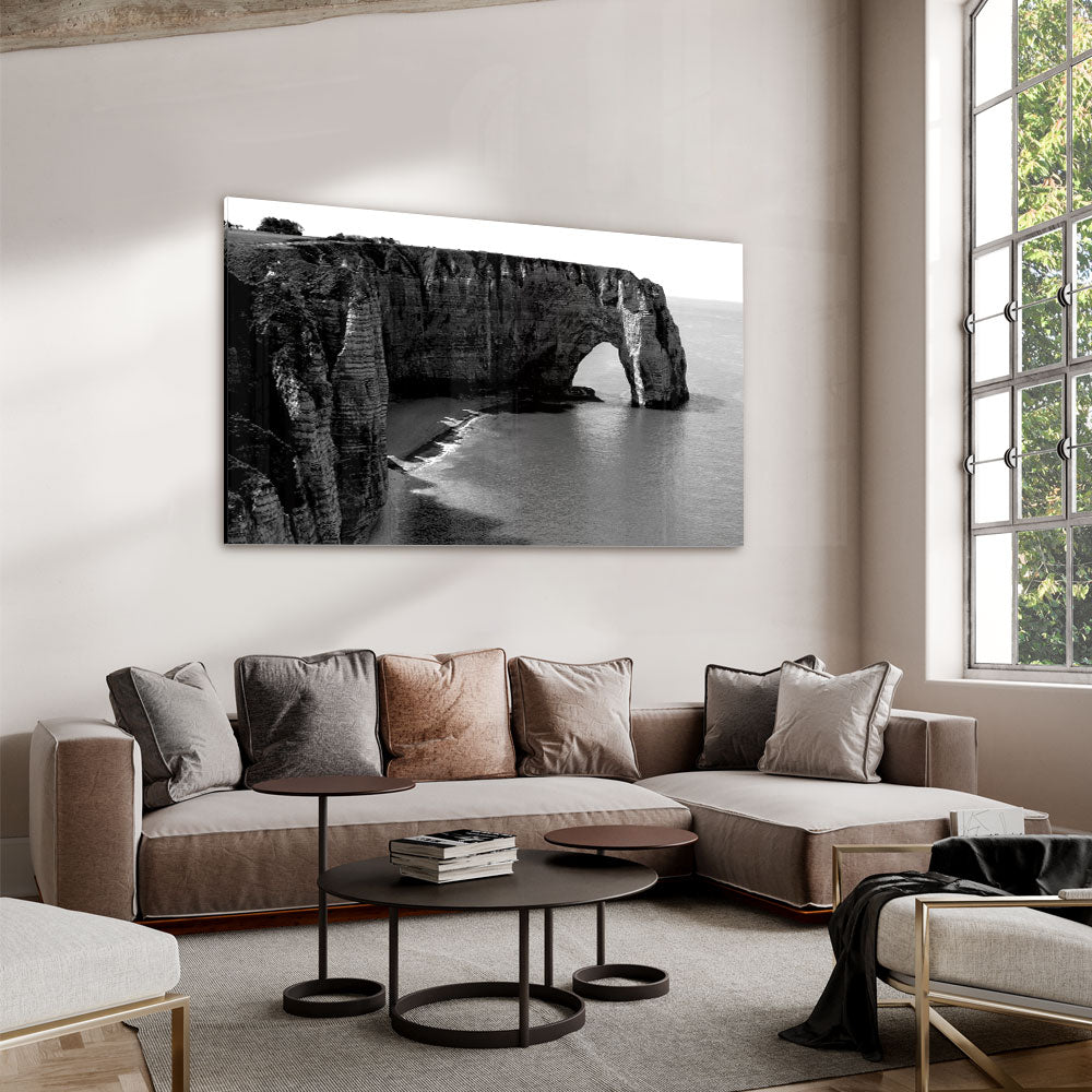 Fotografie van de kliffen in Etretat in Frankrijk in Zwart-wit als luxe glasschilderij in groot formaat