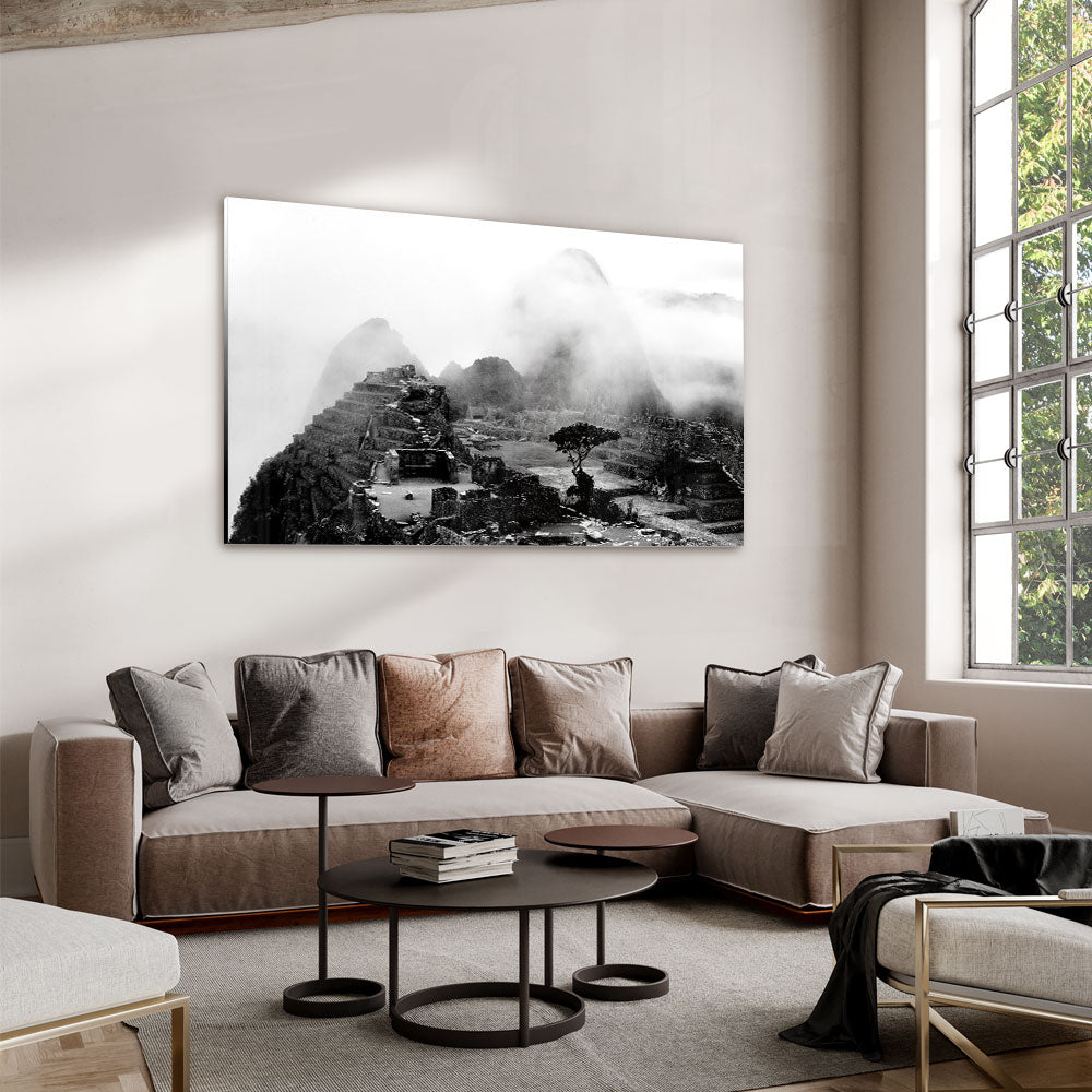 Fotografie van Machu Picchu in de mist in Zwart-wit als luxe glasschilderij in groot formaat