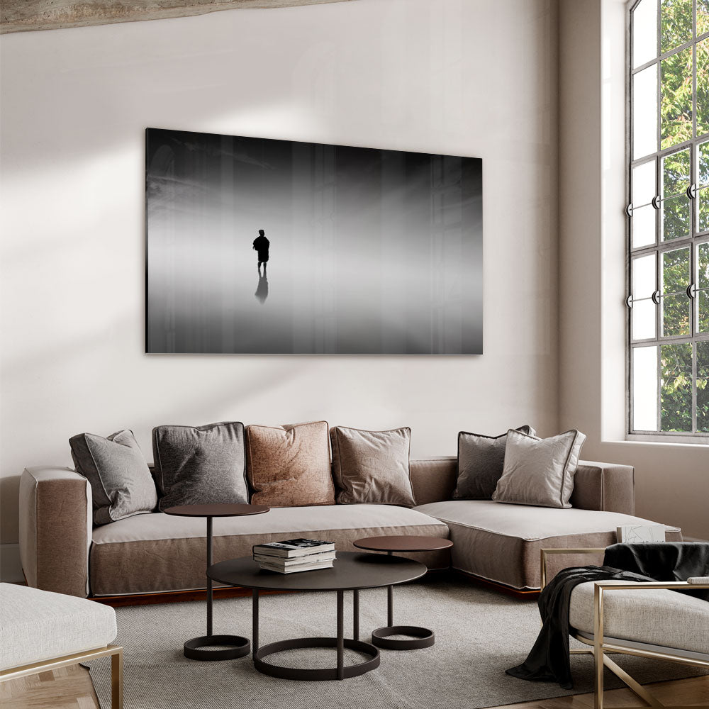 Zwart-wit fotografie van een silhouette in de mist luxe glasschilderij op groot formaat