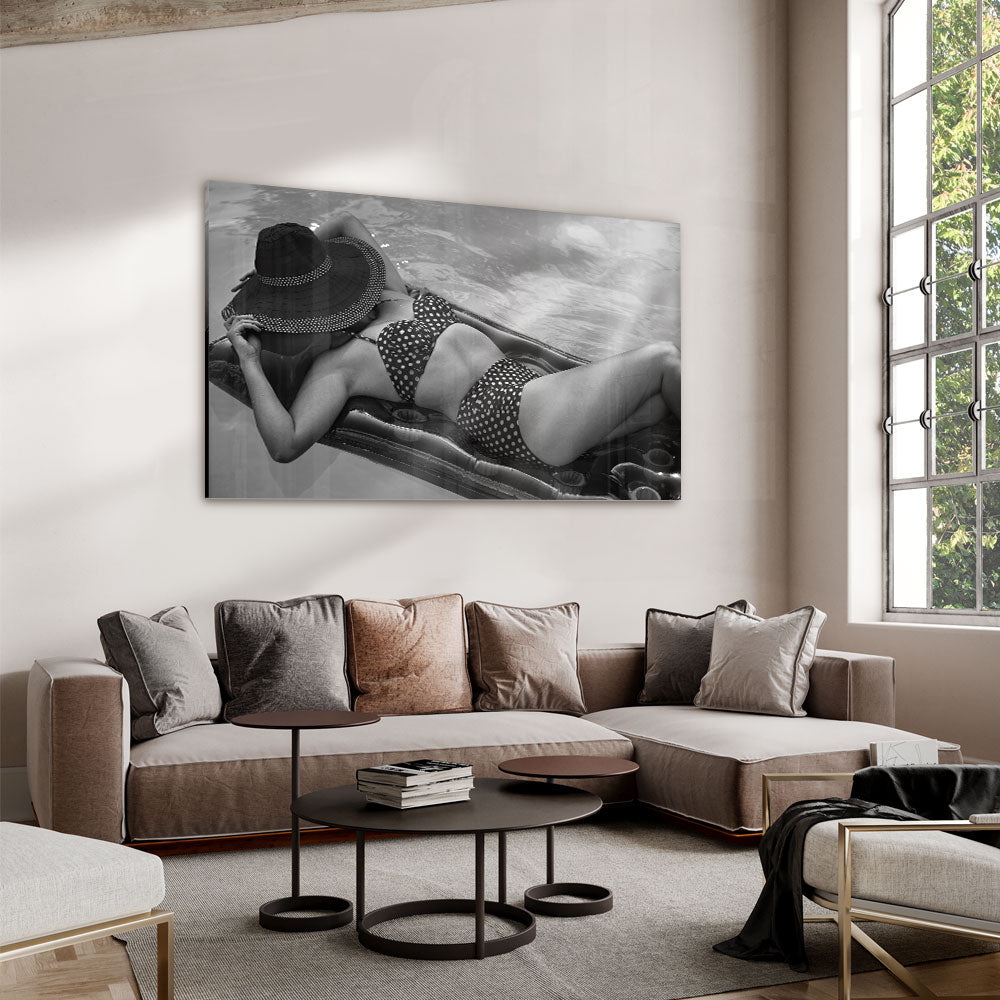 Zwart-wit fotografie van vrouw in vintage badpak bij het water luxe glasschilderij op groot formaat